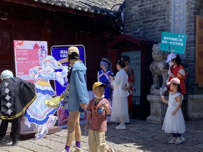 沿着丽江古城的石板路  沉浸式互动推开诗意国风之门