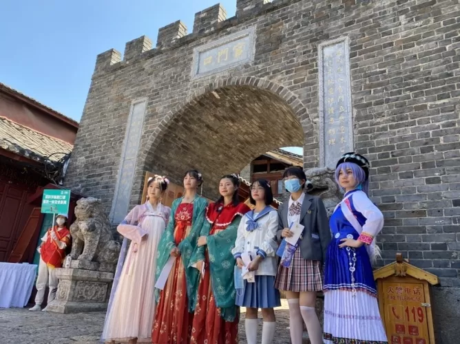 沿着丽江古城的石板路  沉浸式互动推开诗意国风之门