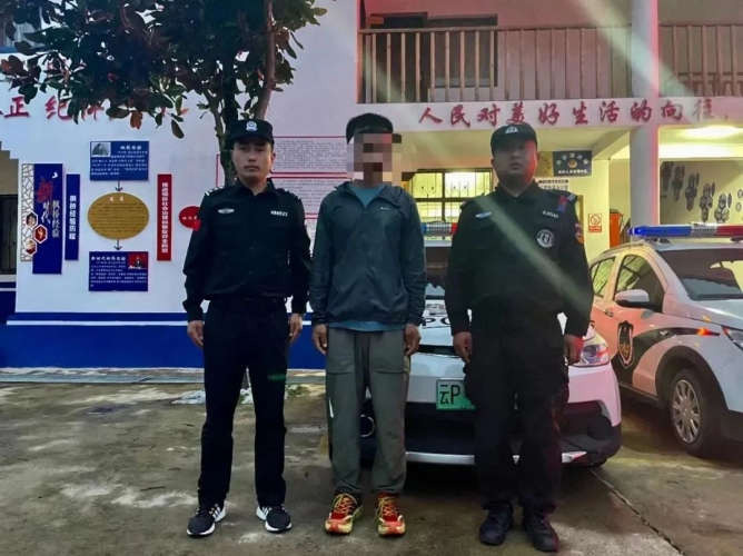 小伙私自徒步被困 民警3小时寻回