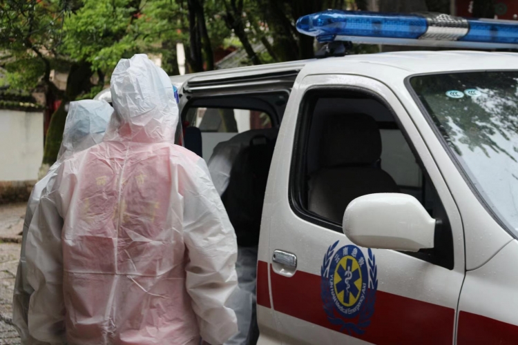 以练备战 以练筑防  丽江古城景区开展了2022年度暑期新冠肺炎疫情防控联合应急演练 (4).jpg