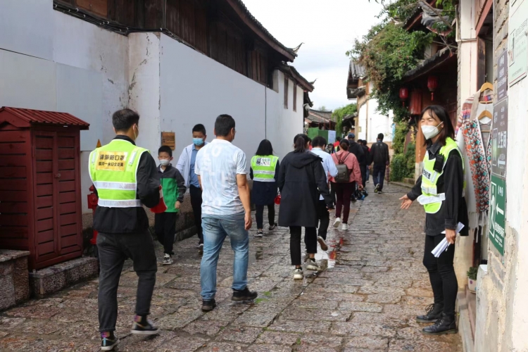 以练备战 以练筑防  丽江古城景区开展了2022年度暑期新冠肺炎疫情防控联合应急演练 (12).jpg