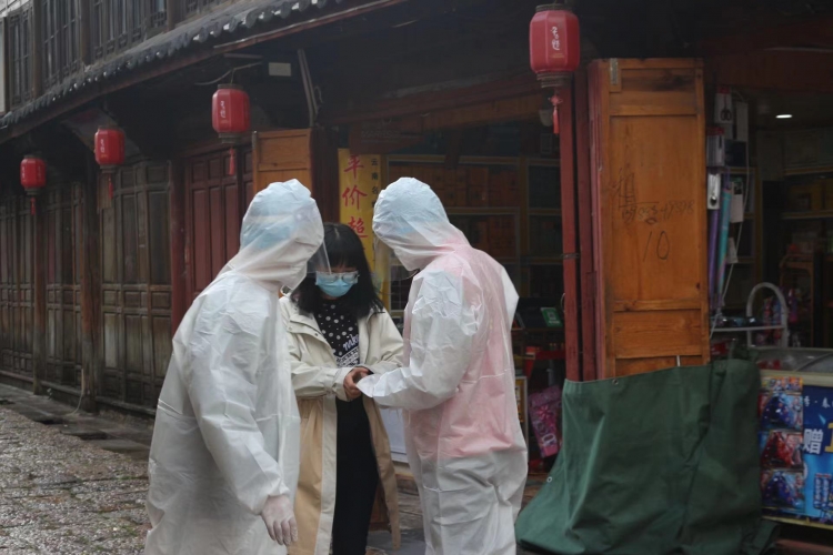 以练备战 以练筑防  丽江古城景区开展了2022年度暑期新冠肺炎疫情防控联合应急演练 (14).jpg