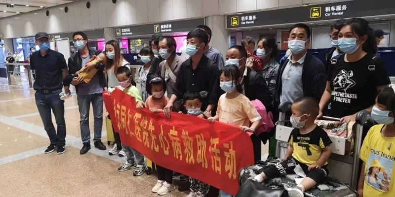 20名永胜先心病患儿抵达北京接受免费治疗