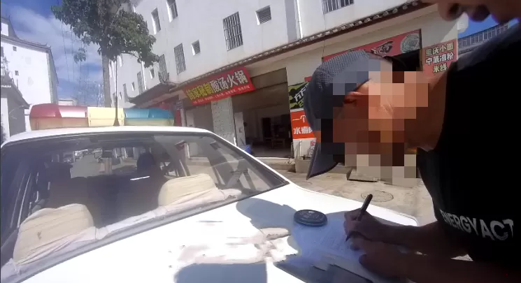 他用“不要睡、不要睡”的呼唤温暖了丽江“外卖小哥”