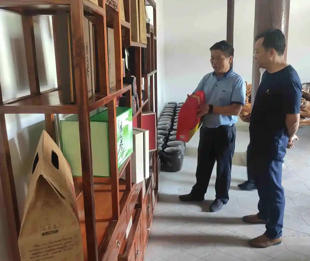 华坪县委领导调研挂钩联系重点项目、企业、社区工作并走访县管专家