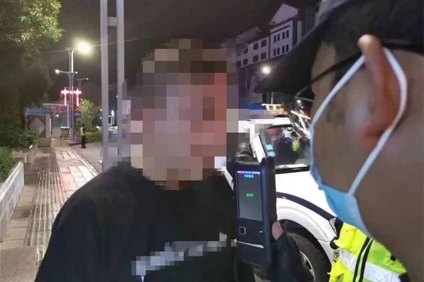 再次醉驾+无证=拘役并处罚金+5年内不得重新取得驾驶证！