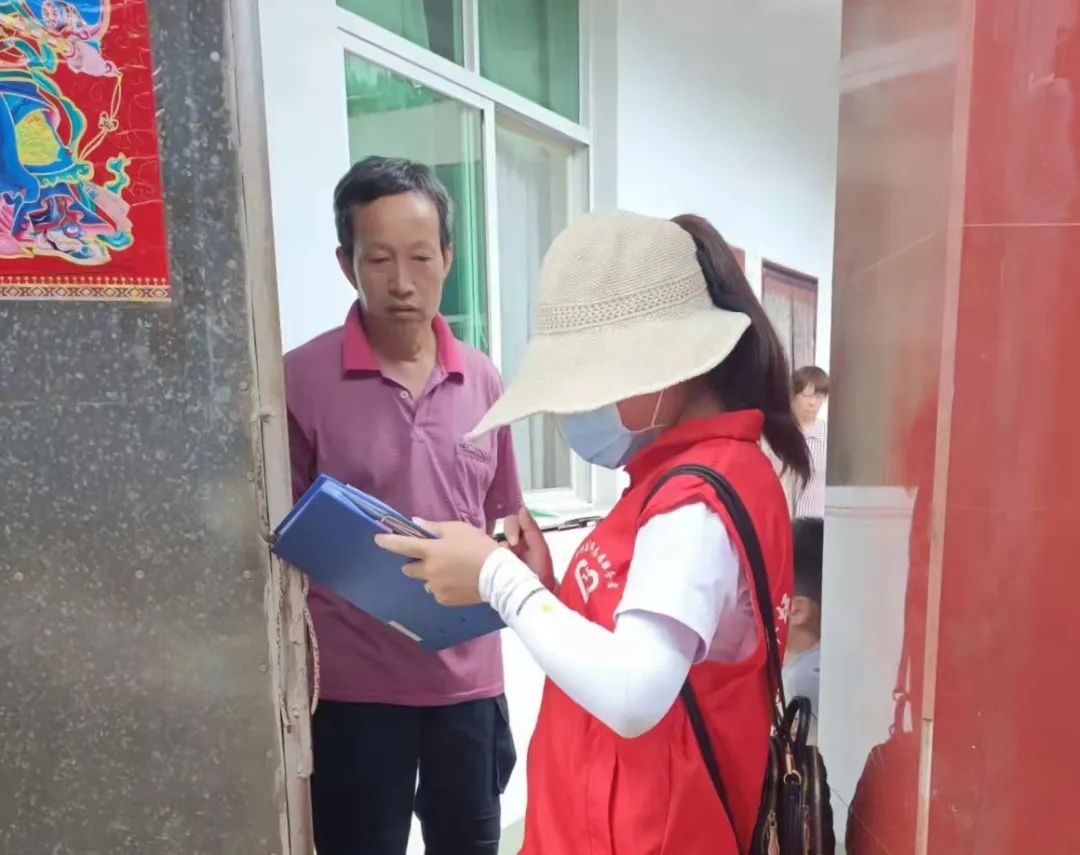 华坪县应急管理局积极开展志愿服务 筑牢社区“防疫线”