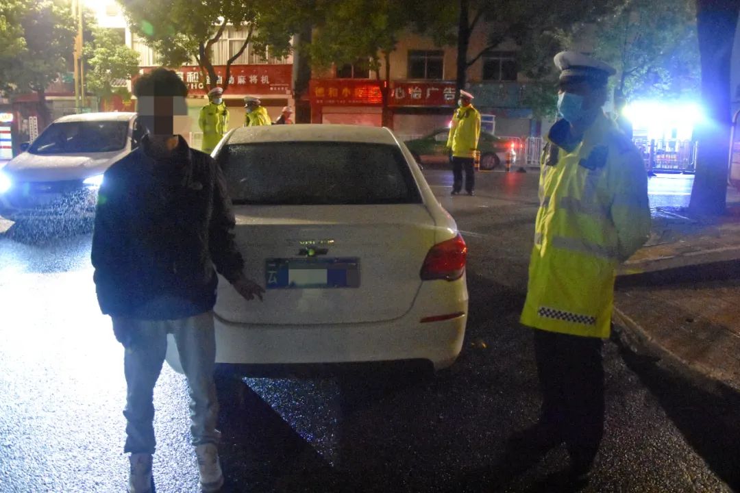 酒驾追尾，又让同车人酒驾挪车，这哥俩的操作也是醉了？