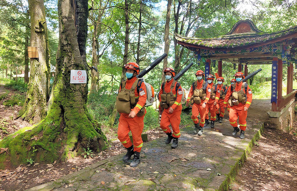 丽江森林消防员节日假期坚守执勤一线