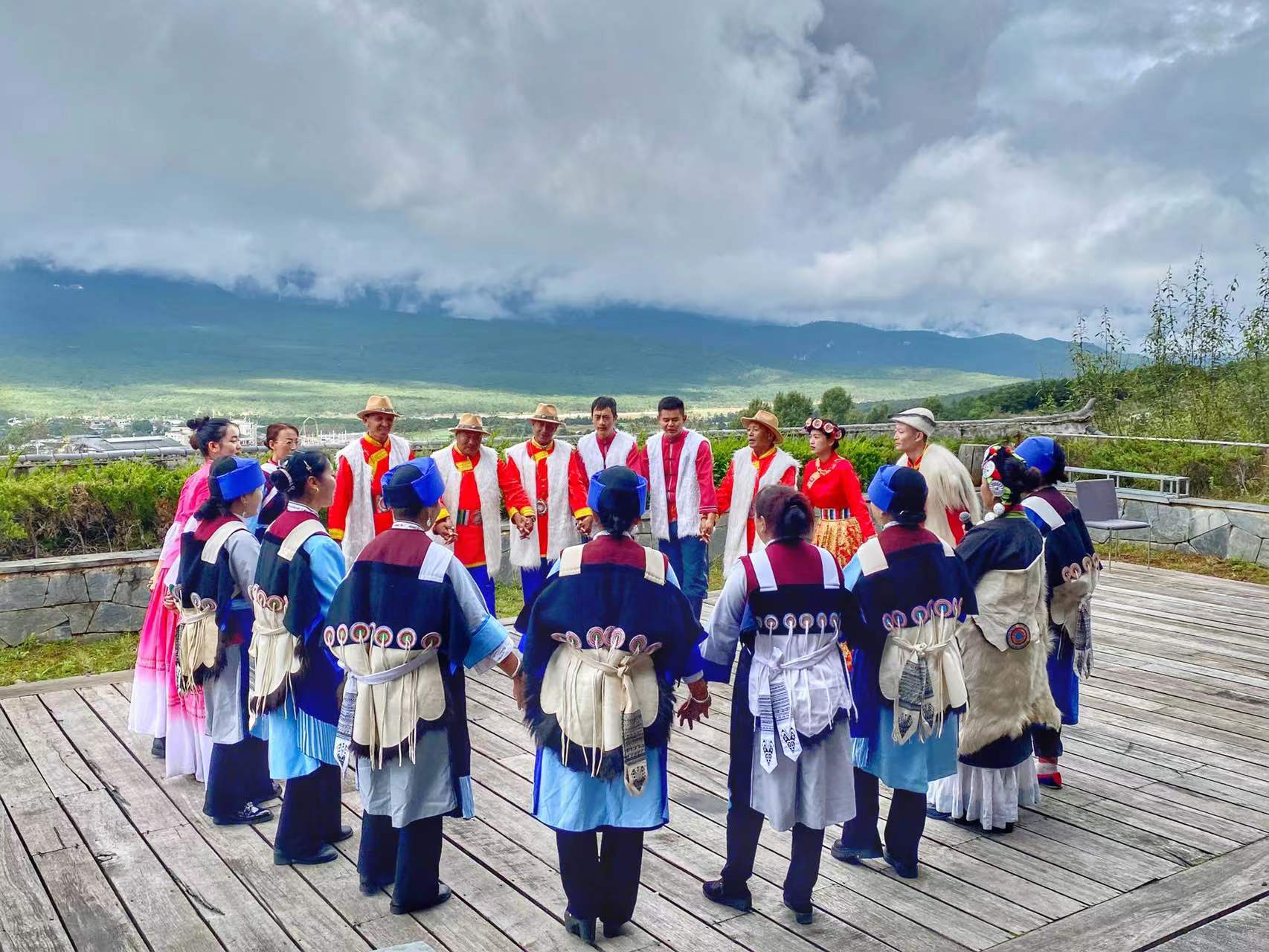 在玉龙雪山  体验传统与现代相融合的多彩婚俗文化 (1).jpg