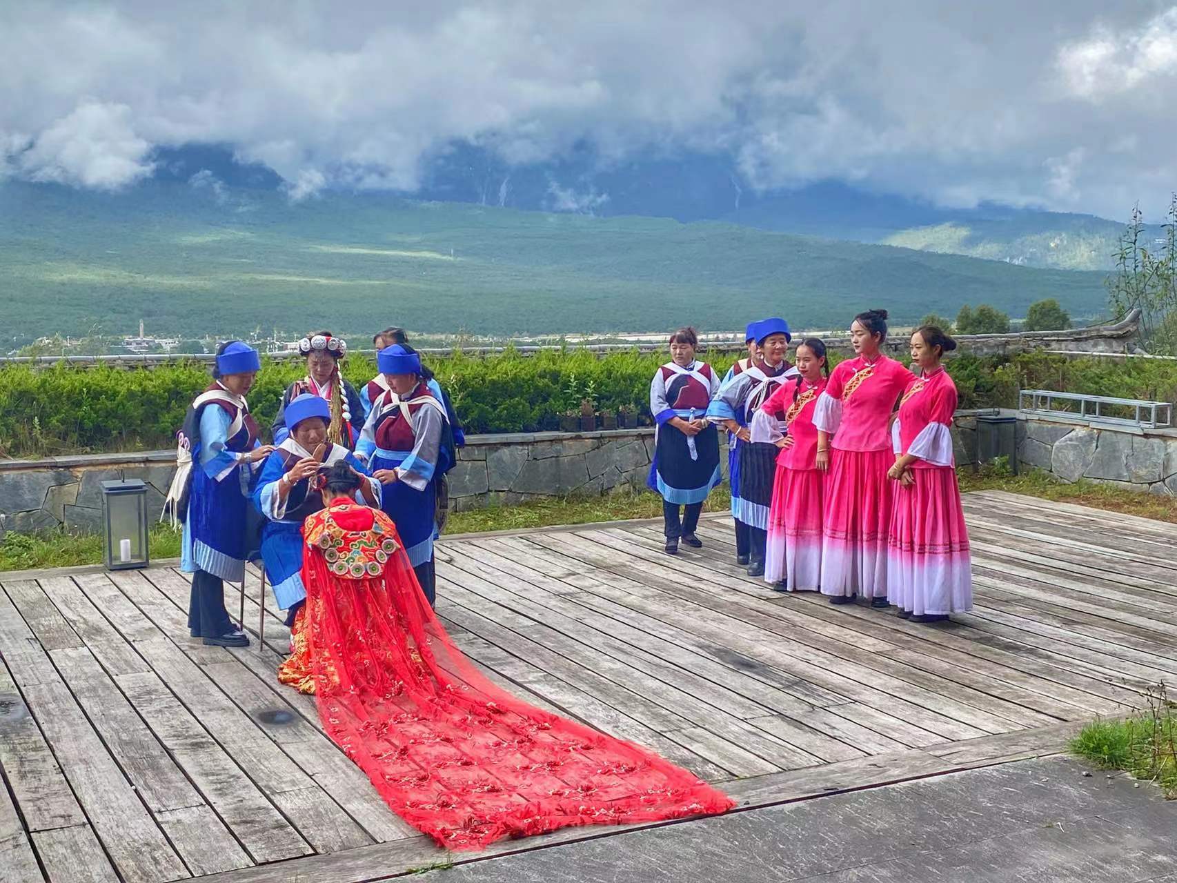 在玉龙雪山  体验传统与现代相融合的多彩婚俗文化 (5).jpg