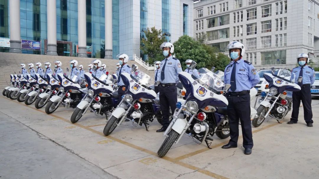 丽江古城公安举行新警用摩托车配发仪式