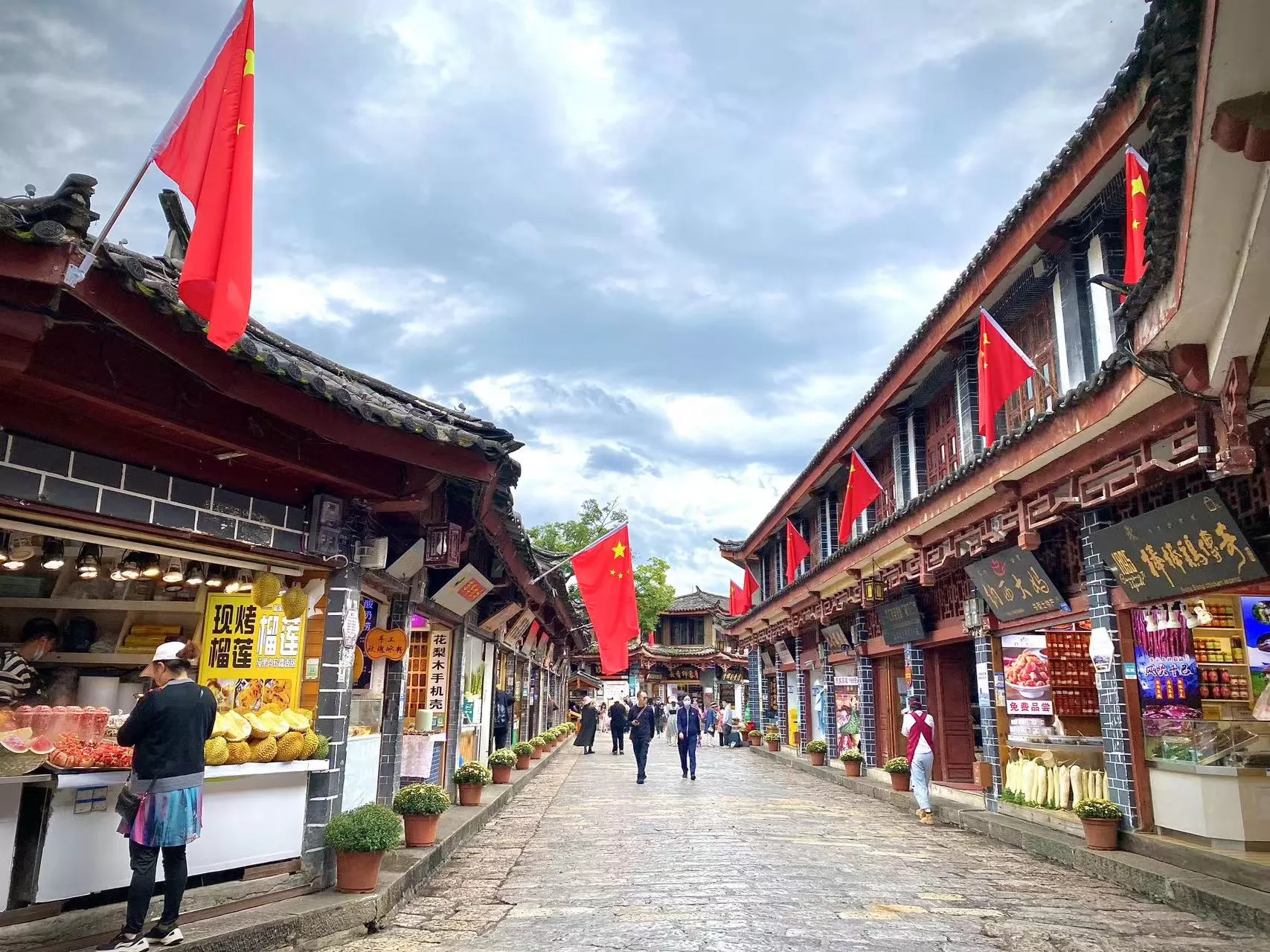 菊花香 红旗飘 丽江古城国庆氛围感拉满