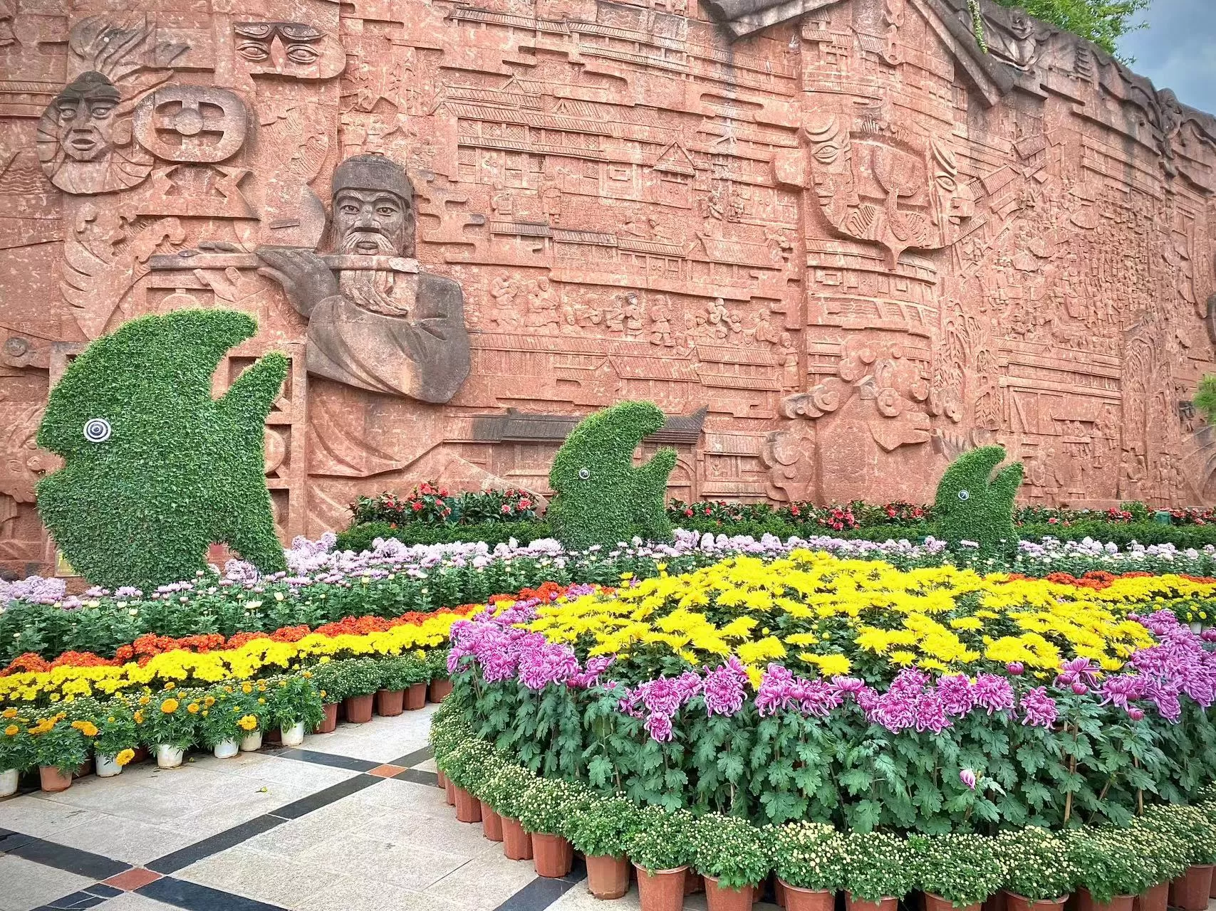 菊花香 红旗飘 丽江古城国庆氛围感拉满