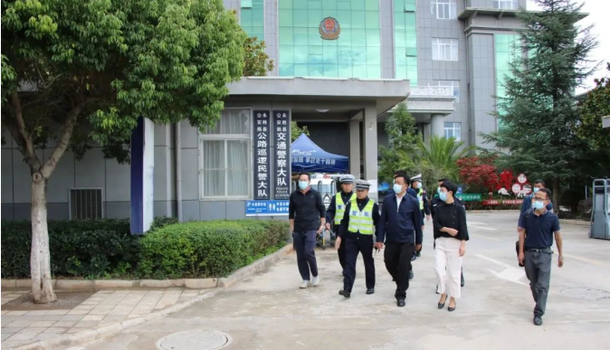 永胜县委书记和永宏到永胜县公安局交警大队调研道路交通安全管理工作