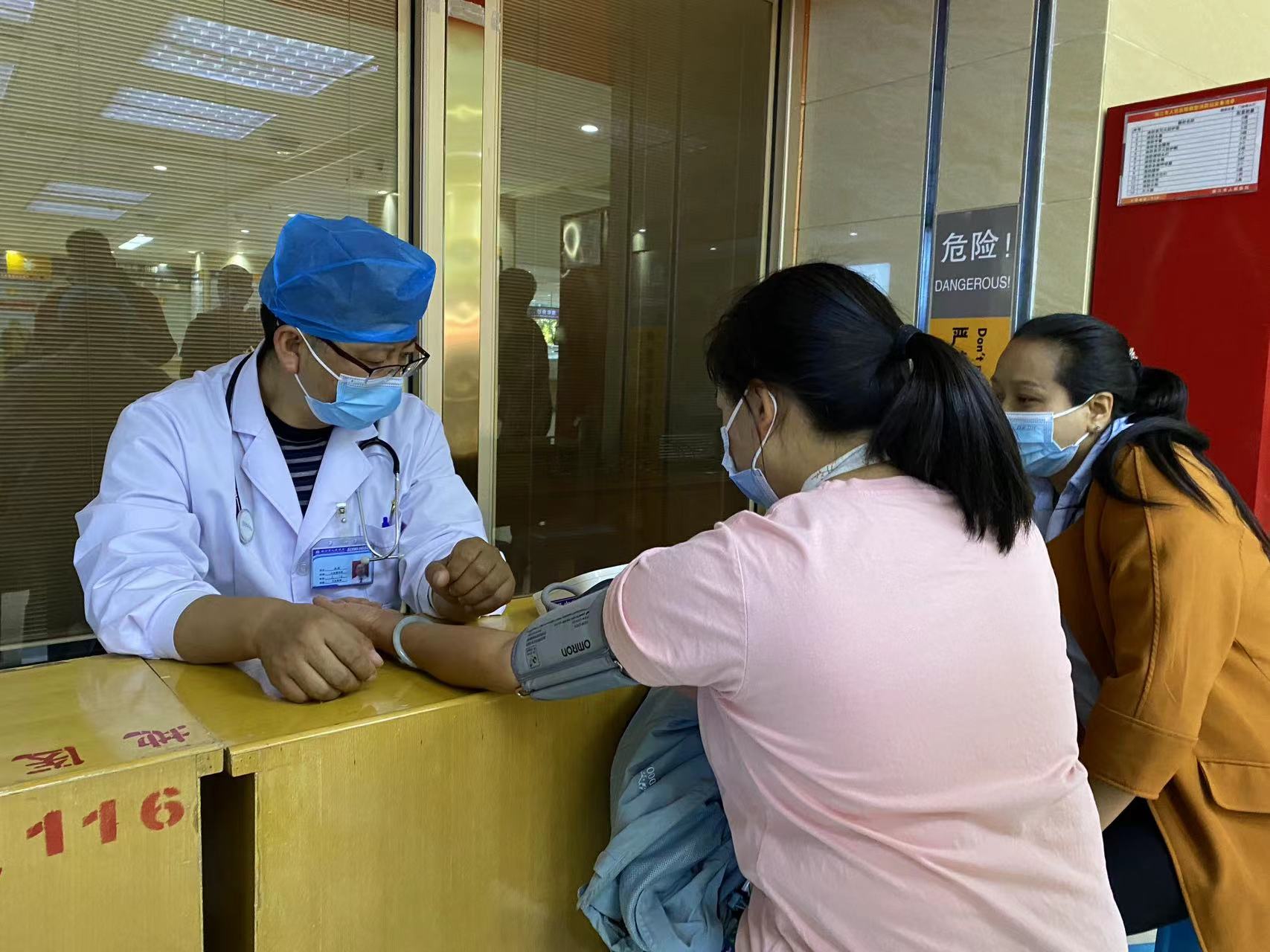 血压要知晓，降压要达标 丽江市人民医院开展“全国高血压日”义诊活动