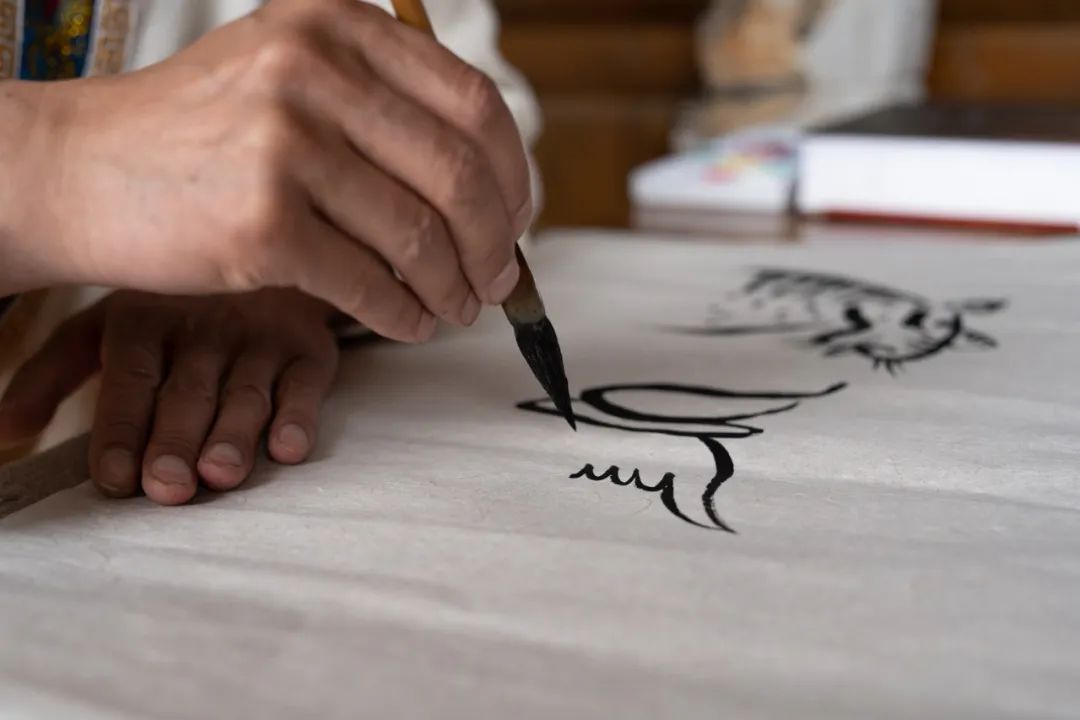 丽江姑娘在马尔代夫：居民和游客争相体验学写东巴文