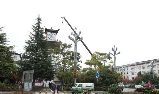 丽江钟楼的两块电子屏被拆了，香格里大道的这块大型广告牌也正在拆除当中……