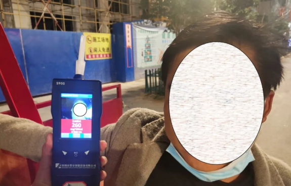 下午才离开交警大队，当晚再次酒家被查  驾驶人自嘲“你们就是我的克星” (1).png