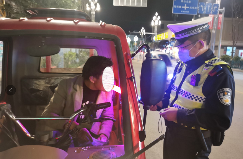 下午才离开交警大队，当晚再次酒家被查  驾驶人自嘲“你们就是我的克星” (2).png