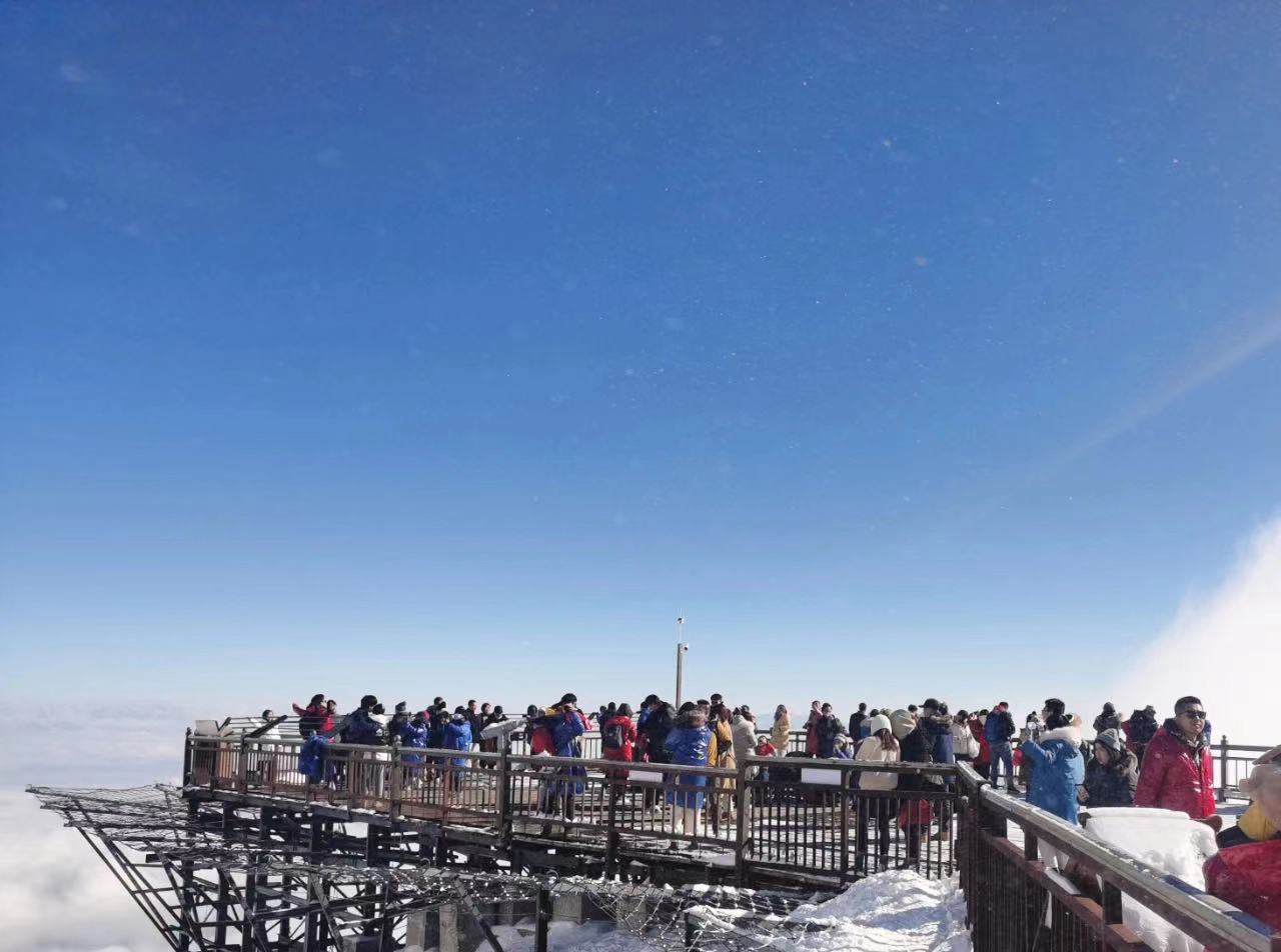 “这雪太烫脚了！”广东游客穿短袖短裤爬玉龙雪山 (2).jpg