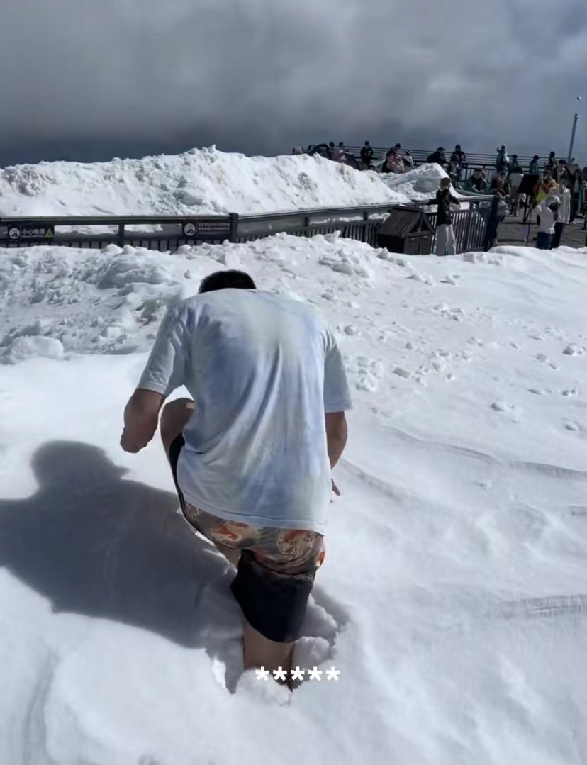 “这雪太烫脚了！”广东游客穿短袖短裤爬玉龙雪山 (4).jpg