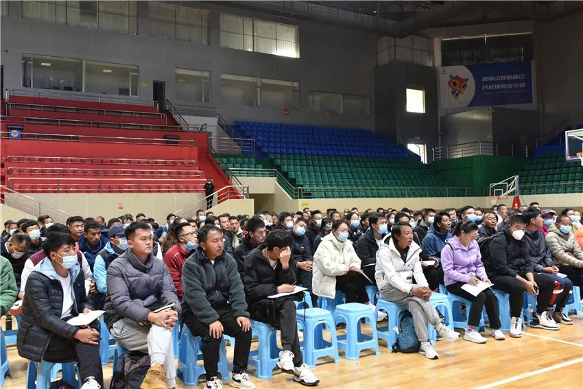 云南省小学生篮球联赛丽江培训班开班