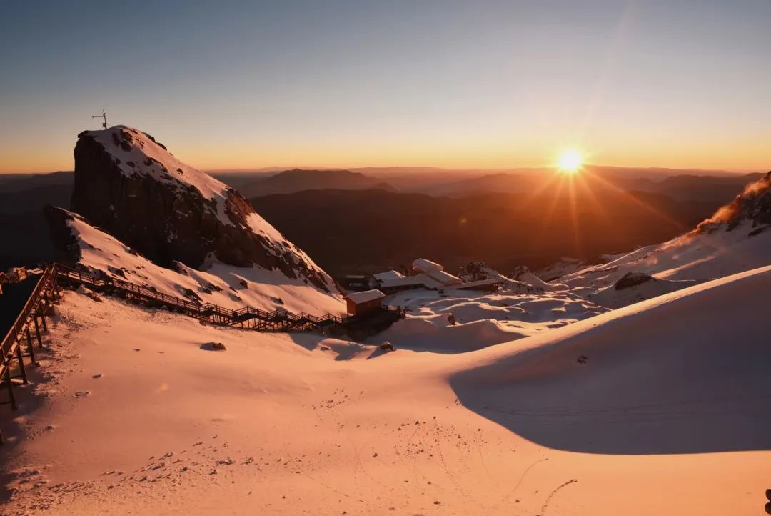 玉龙雪山冰川公园索道推出观“日照金山”系列体验活动