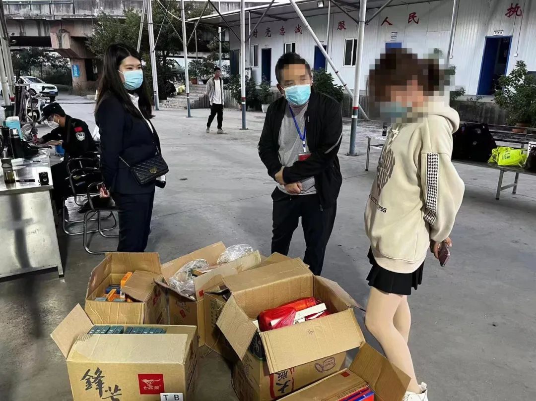 华坪公安查获！白色SUV非法运输卷烟218条  价值五万余元.jpg