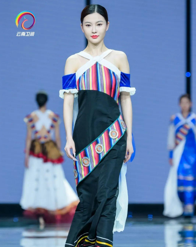 现代与传统、时尚与原始的碰撞，纳西服饰在民族赛装文化节被赋予新生命新力量