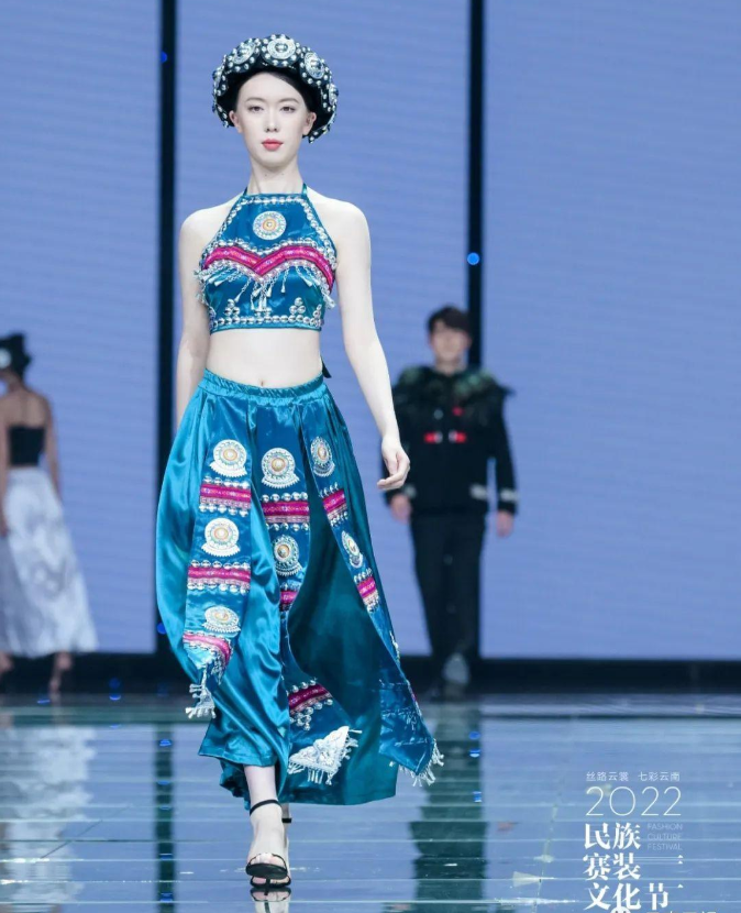 现代与传统、时尚与原始的碰撞，纳西服饰在民族赛装文化节被赋予新生命新力量