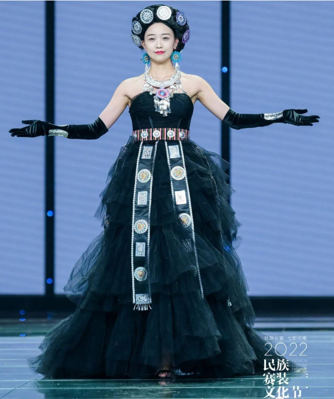 现代与传统、时尚与原始的碰撞，纳西服饰在民族赛装文化节被赋予新生命新力量