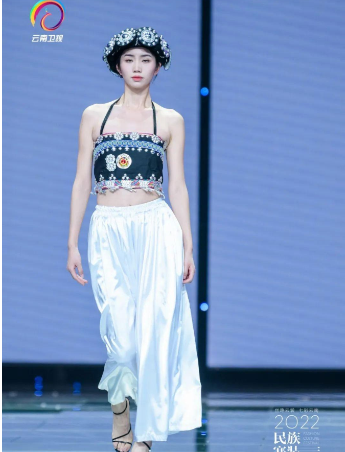 现代与传统、时尚与原始的碰撞，纳西服饰在民族赛装文化节被赋予新生命新力量