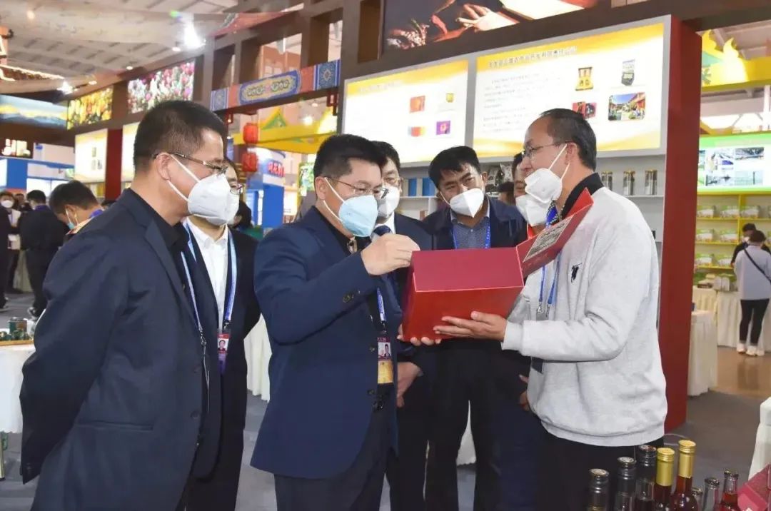 苏永忠到南博会丽江展馆巡馆