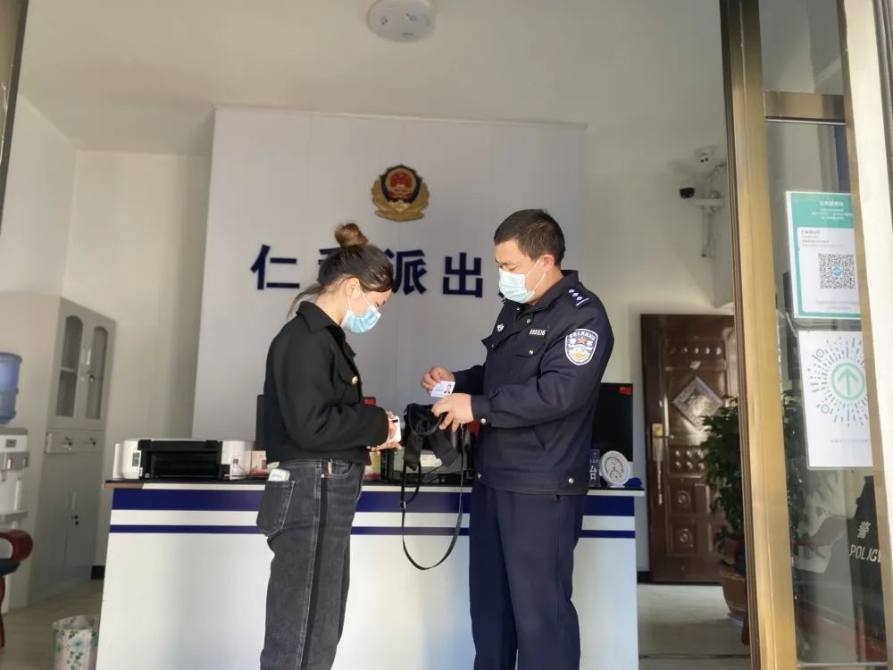 皮包遗落大巴车，警民合力寻失主