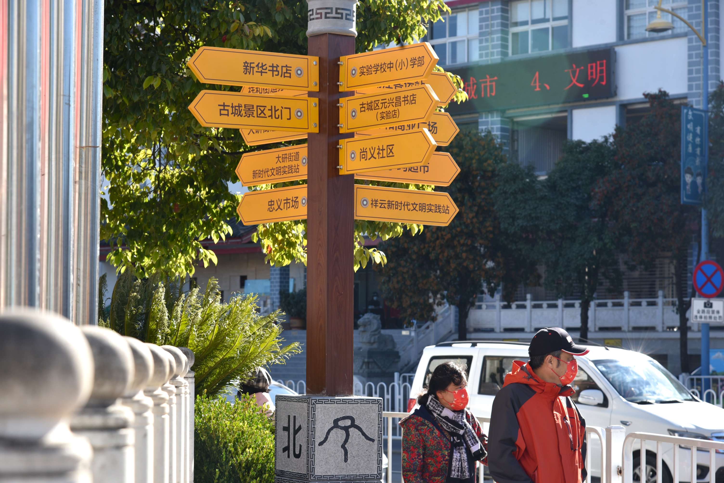 在丽江城市主干道的各个路口，新增一批道路导视牌 (2).jpg