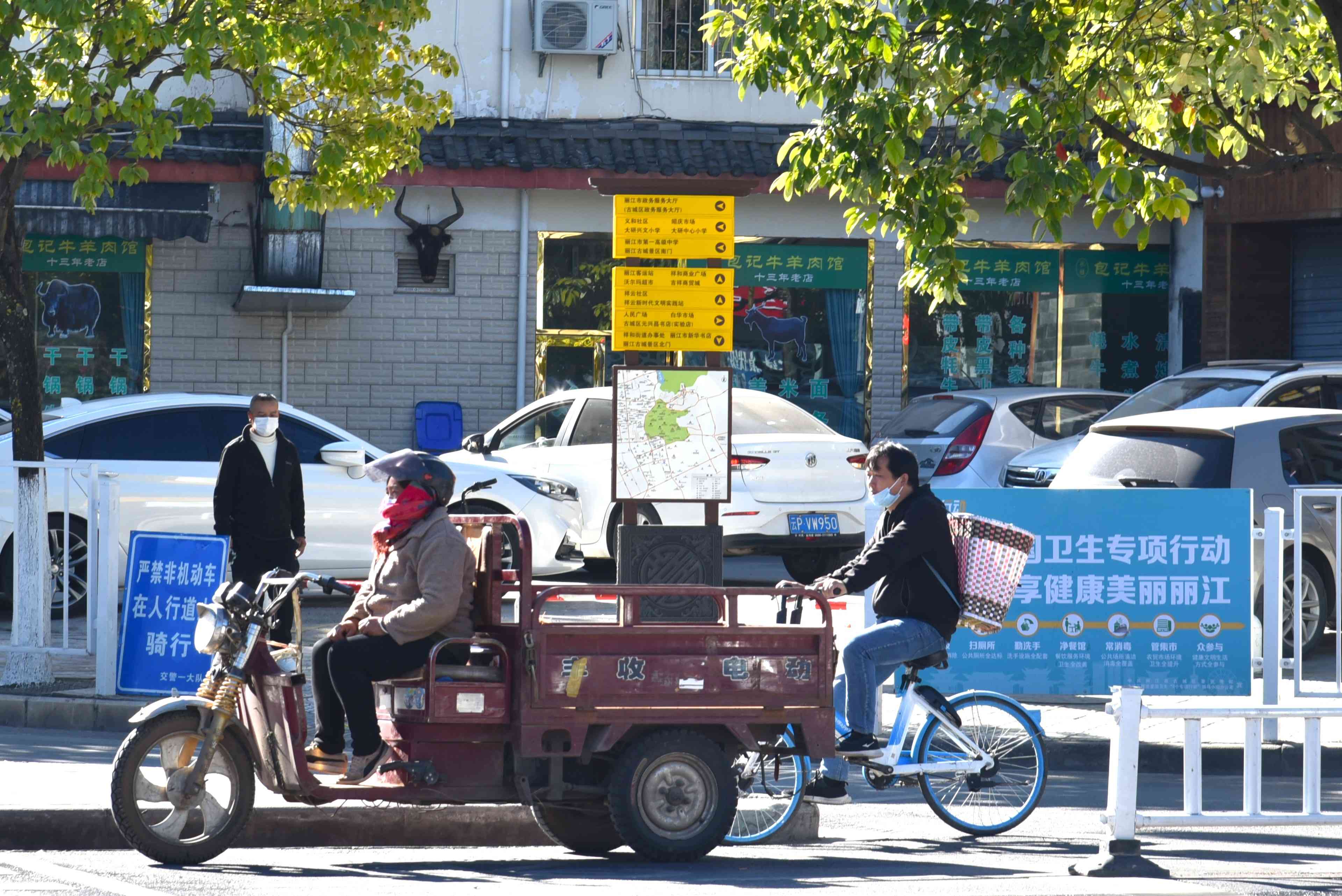 在丽江城市主干道的各个路口，新增一批道路导视牌 (3).jpg