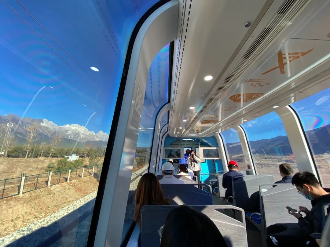 开往玉龙雪山的观光火车试运行 超大车窗让你一饱眼福！