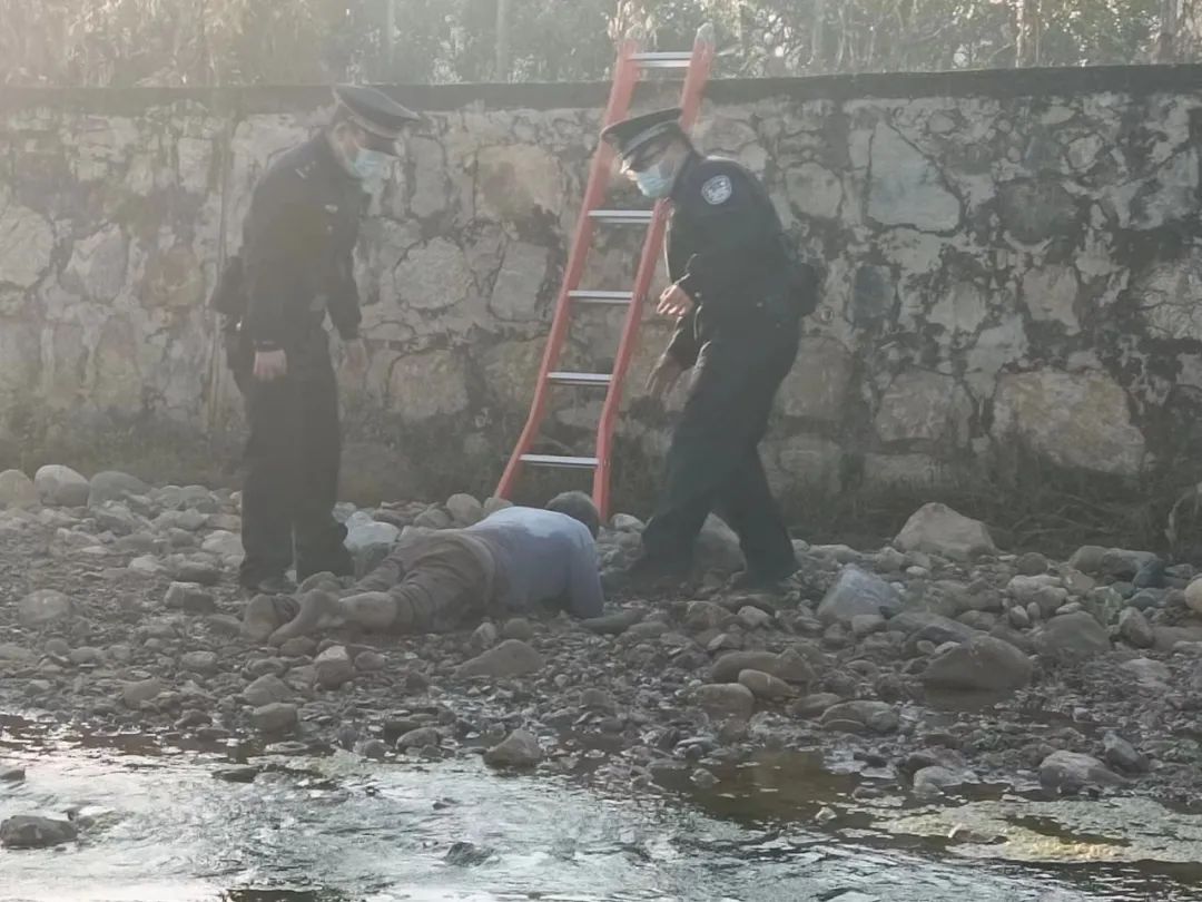 七旬老人意外摔伤 民警及时救助