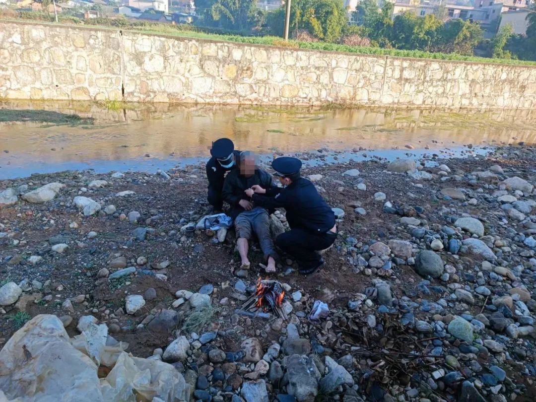 七旬老人意外摔伤 民警及时救助