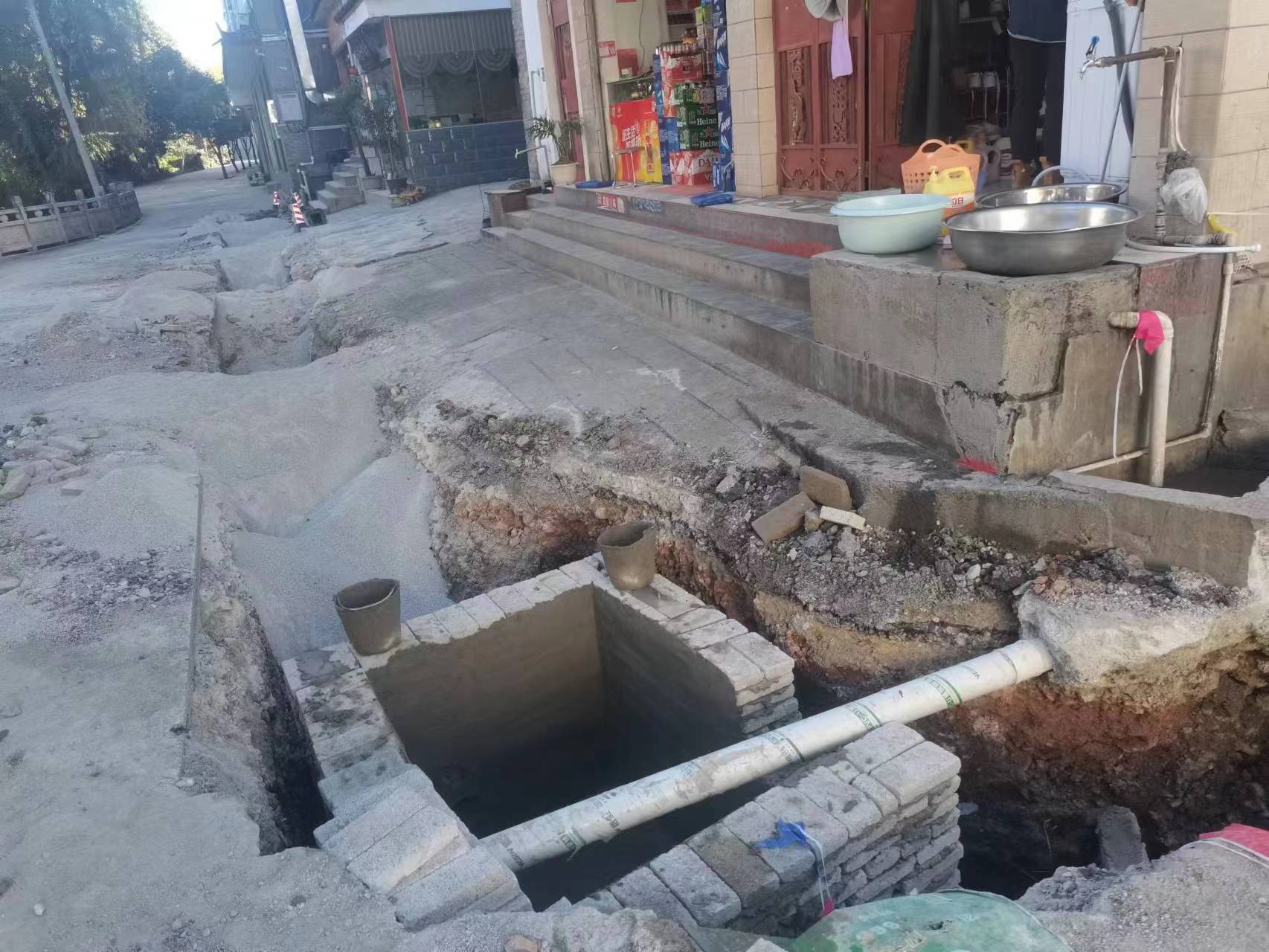 最近，丽江不少大街小巷道路都在开挖  原来是……