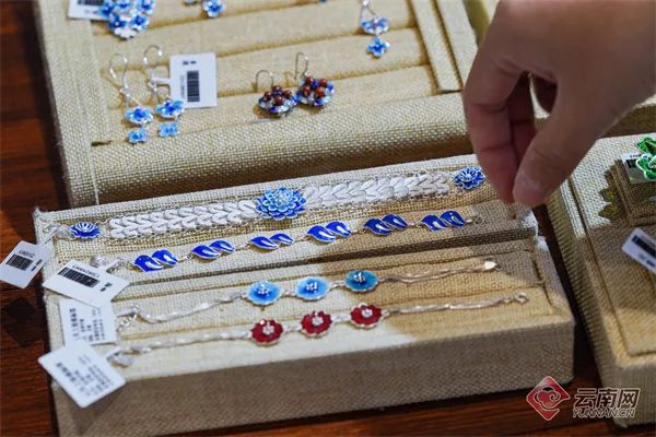 华艳夺目 丽江珐琅彩银器亮相第十八届文博会.jpg