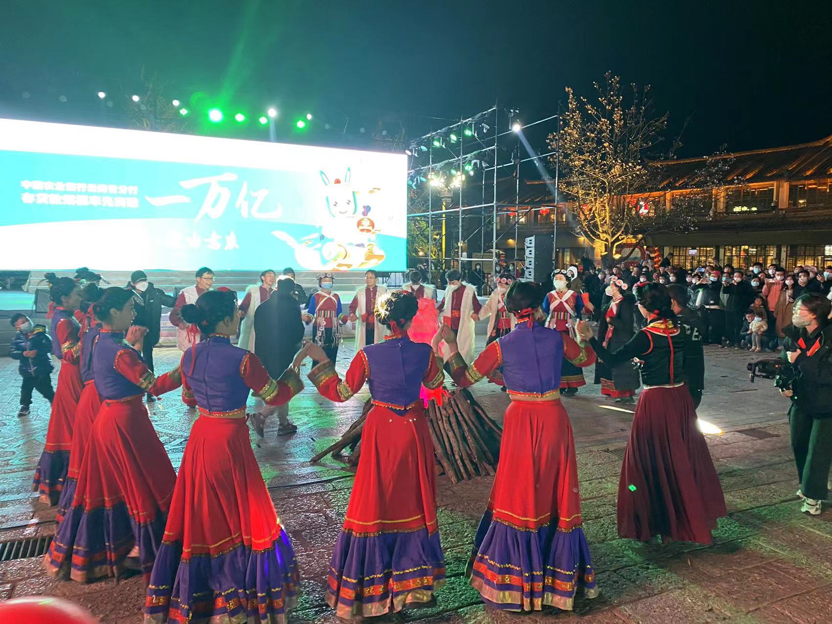 视觉盛宴  500架无人机秀点亮丽江古城夜空 (2).jpg