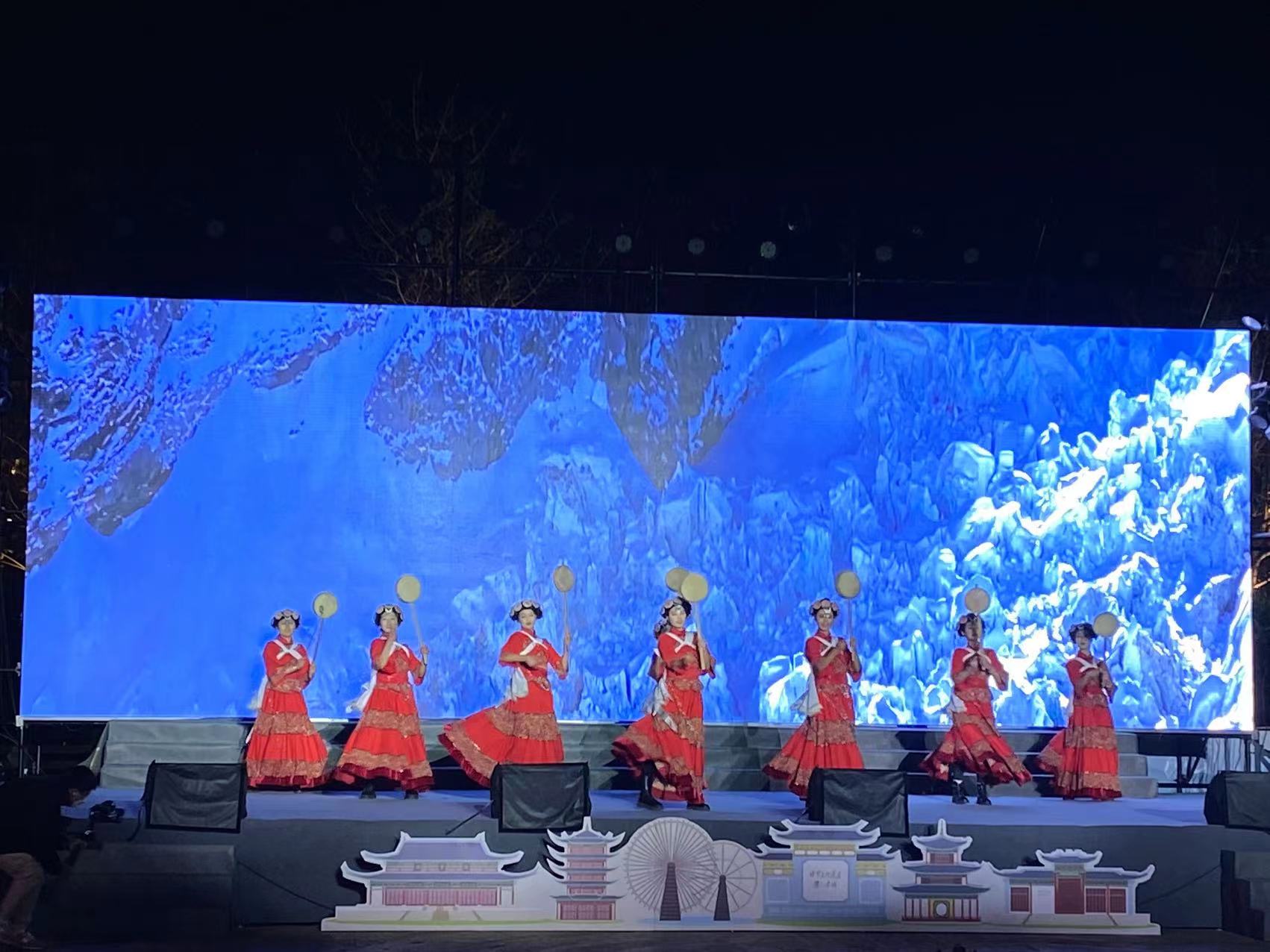 视觉盛宴  500架无人机秀点亮丽江古城夜空 (1).jpg