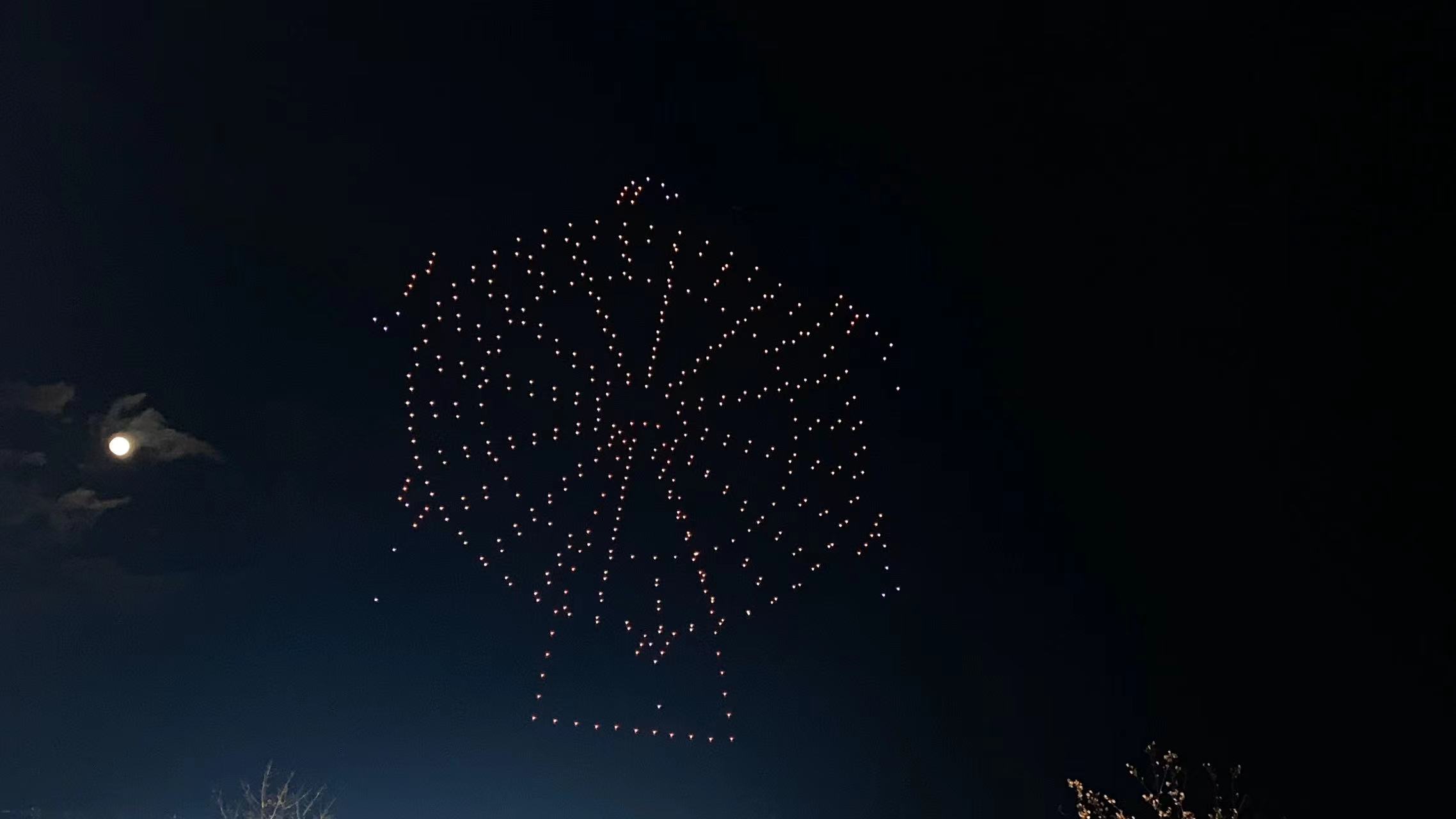 视觉盛宴  500架无人机秀点亮丽江古城夜空 (4).jpg