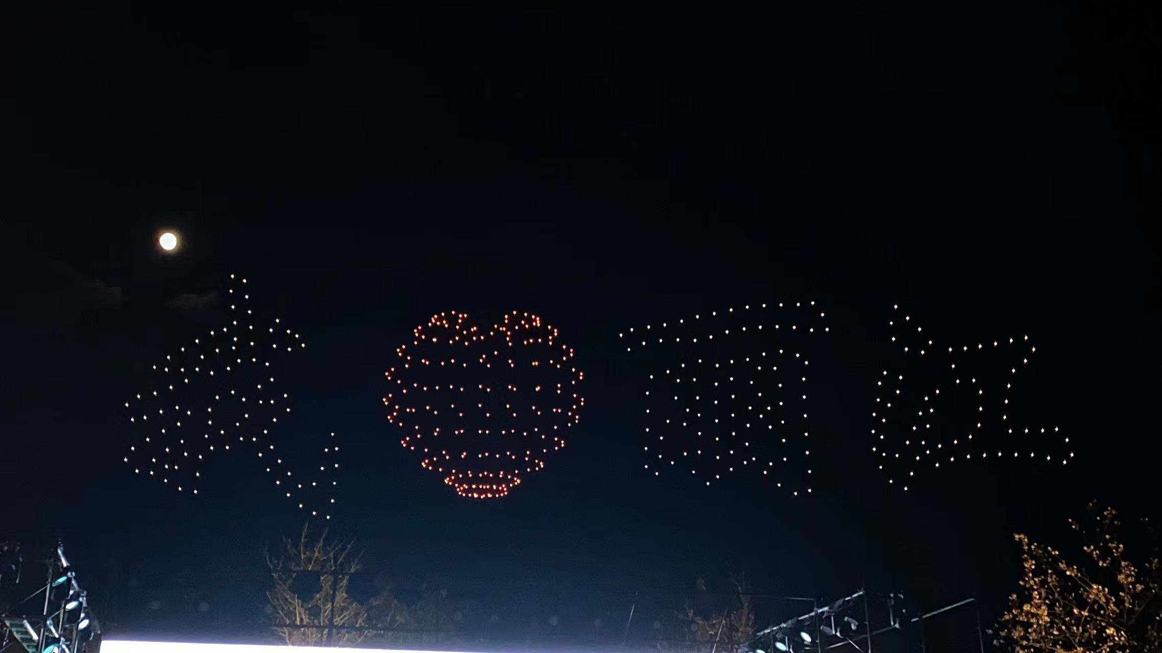 视觉盛宴  500架无人机秀点亮丽江古城夜空 (6).jpg