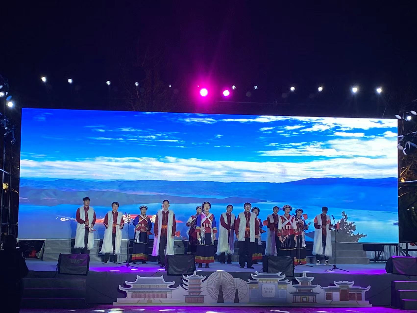 视觉盛宴  500架无人机秀点亮丽江古城夜空 (5).jpg