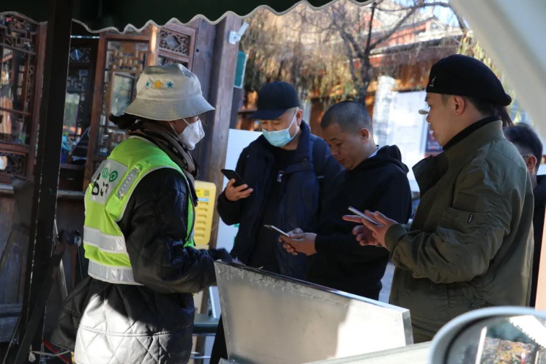 除夕夜万家灯火 古城一线工作人员年夜饭的滋味还是责任