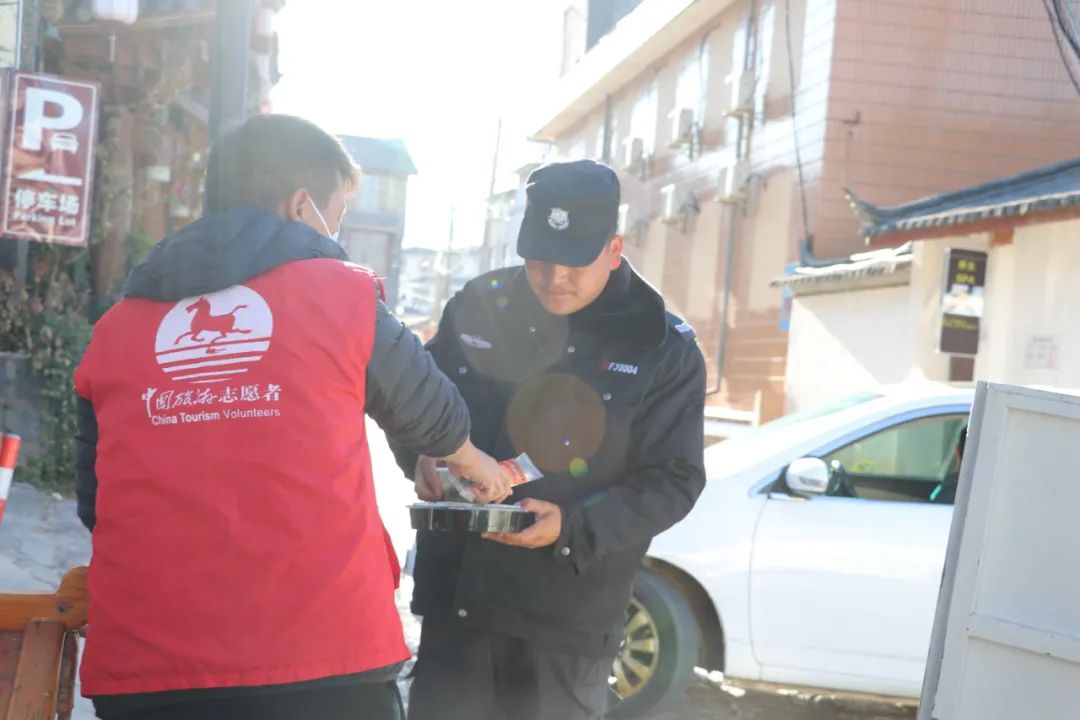 除夕夜万家灯火 古城一线工作人员年夜饭的滋味还是责任