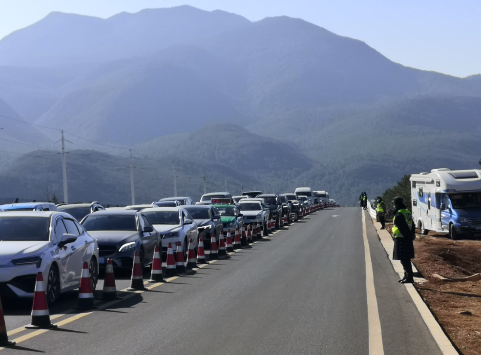 玉龙雪山景区秩序井然 游客纷纷点赞：不虚此行